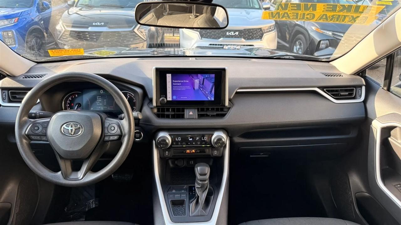 Toyota RAV4 XLE 2024