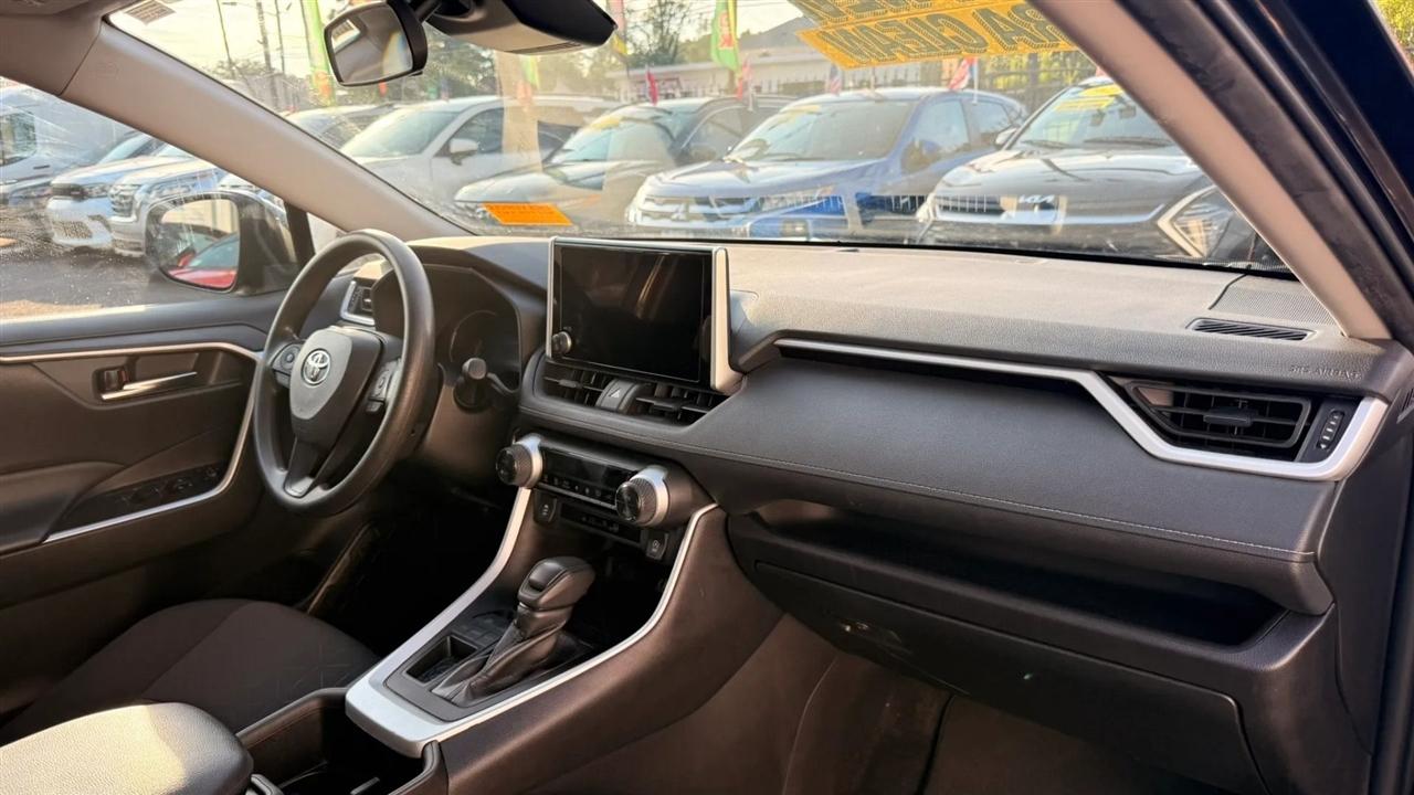 Toyota RAV4 XLE 2024