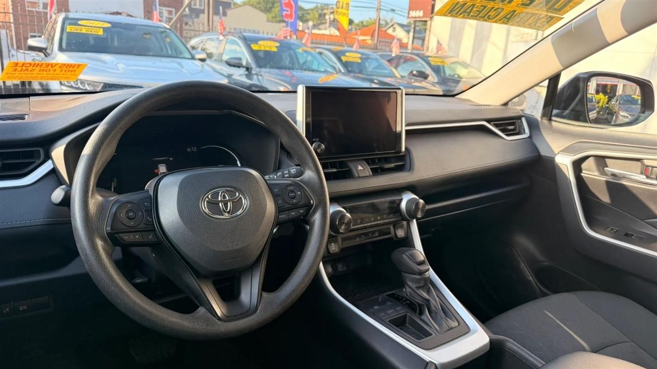 Toyota RAV4 XLE 2024