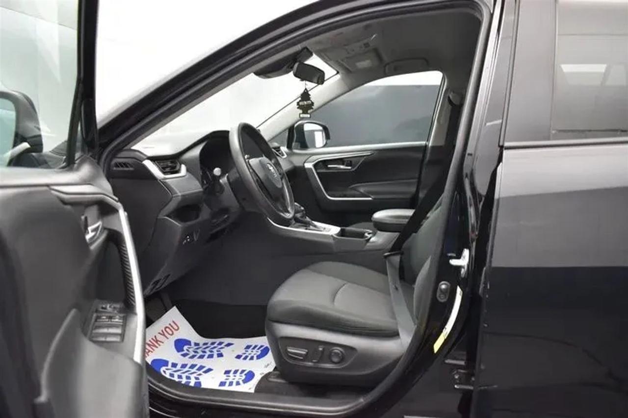 Toyota RAV4 XLE 2024