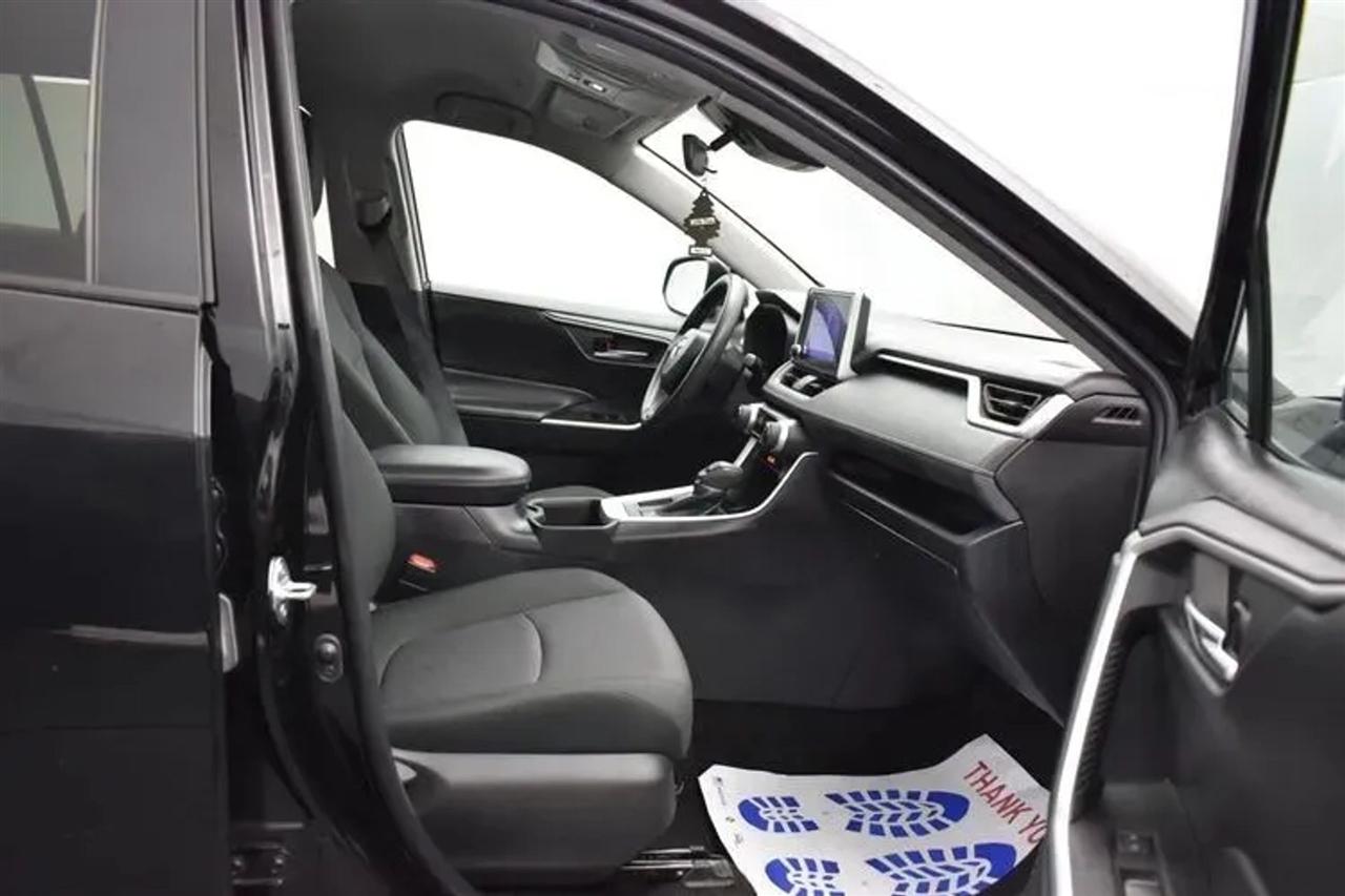 Toyota RAV4 XLE 2024