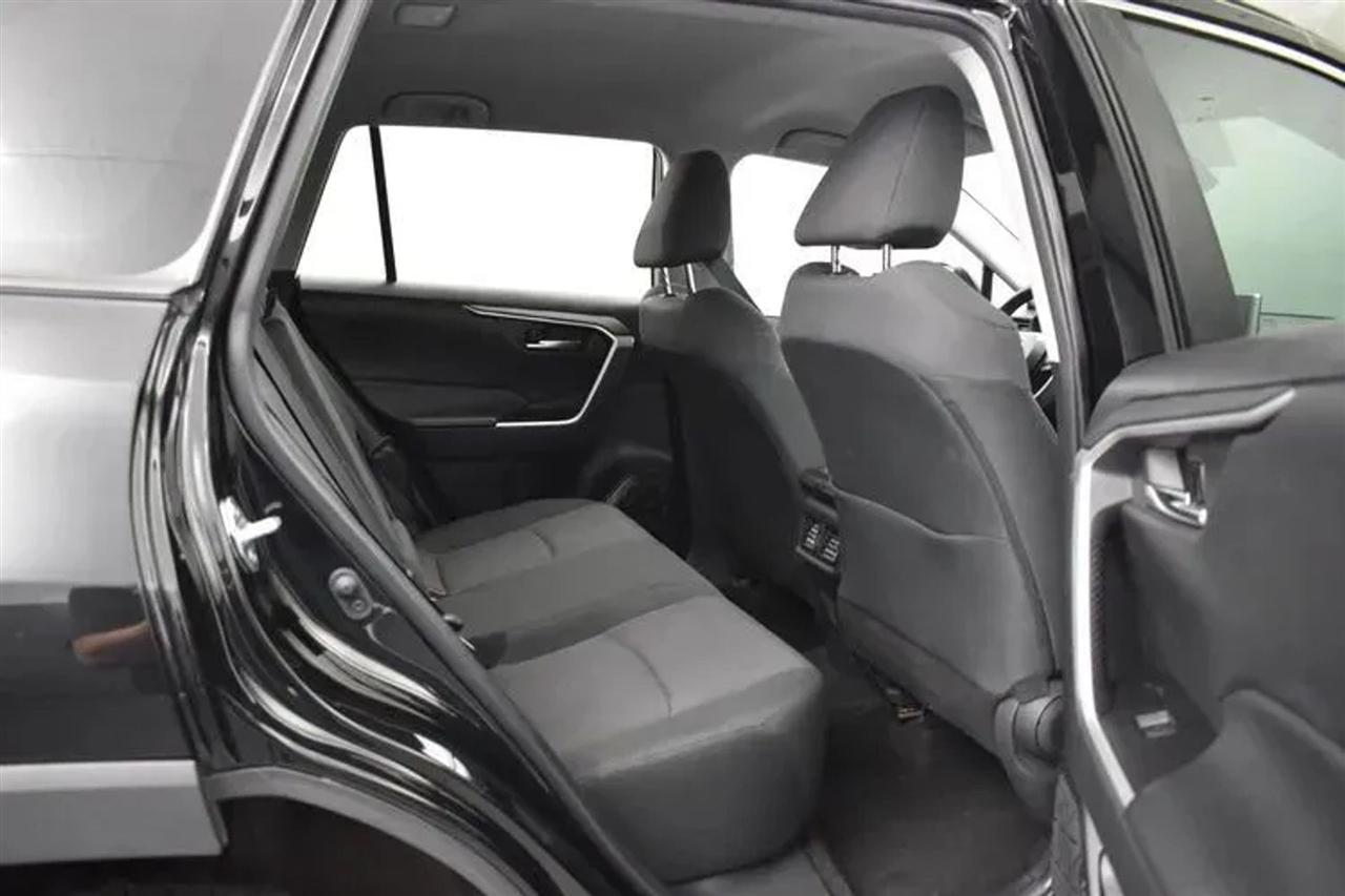 Toyota RAV4 XLE 2024