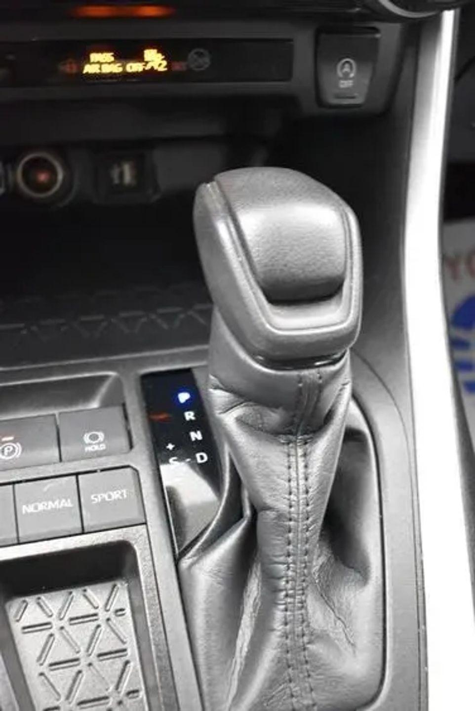 Toyota RAV4 XLE 2024