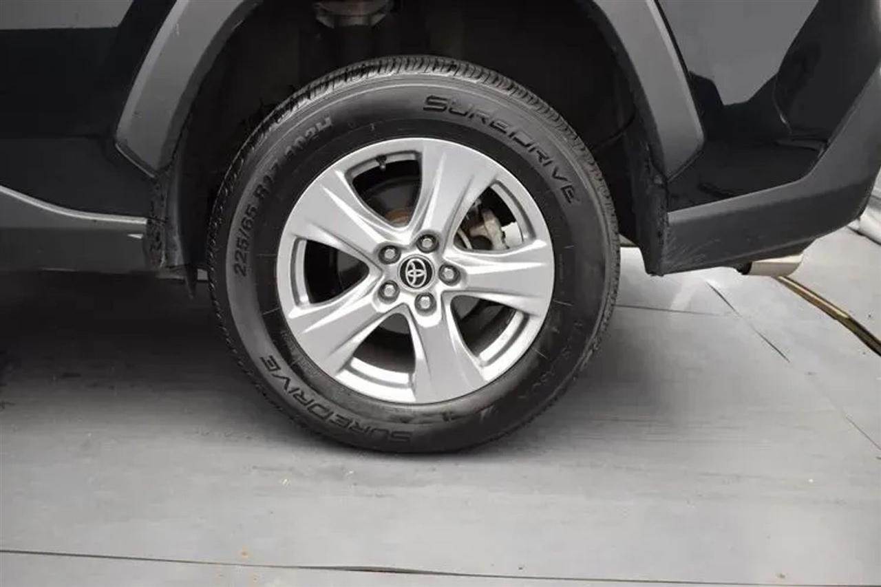 Toyota RAV4 XLE 2024
