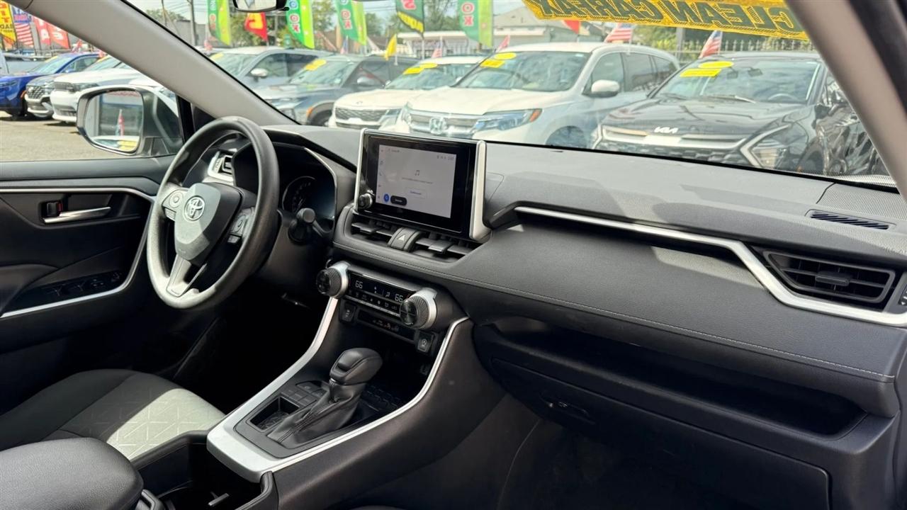 Toyota RAV4 XLE 2024
