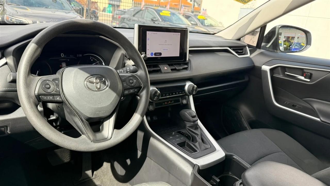 Toyota RAV4 XLE 2024
