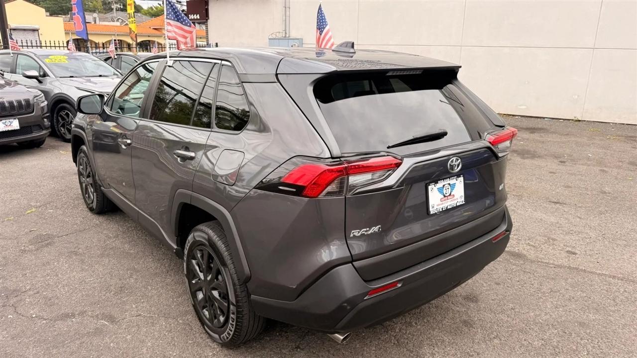 Toyota RAV4 LE 2022