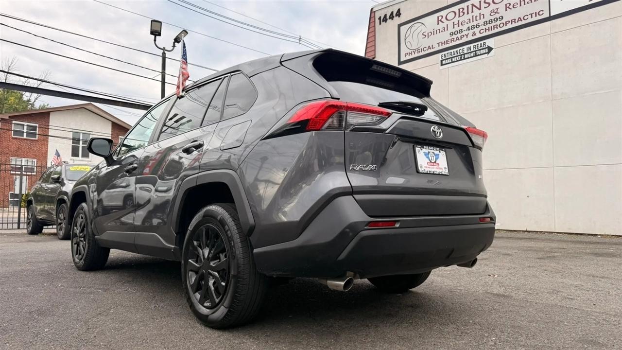 Toyota RAV4 LE 2022