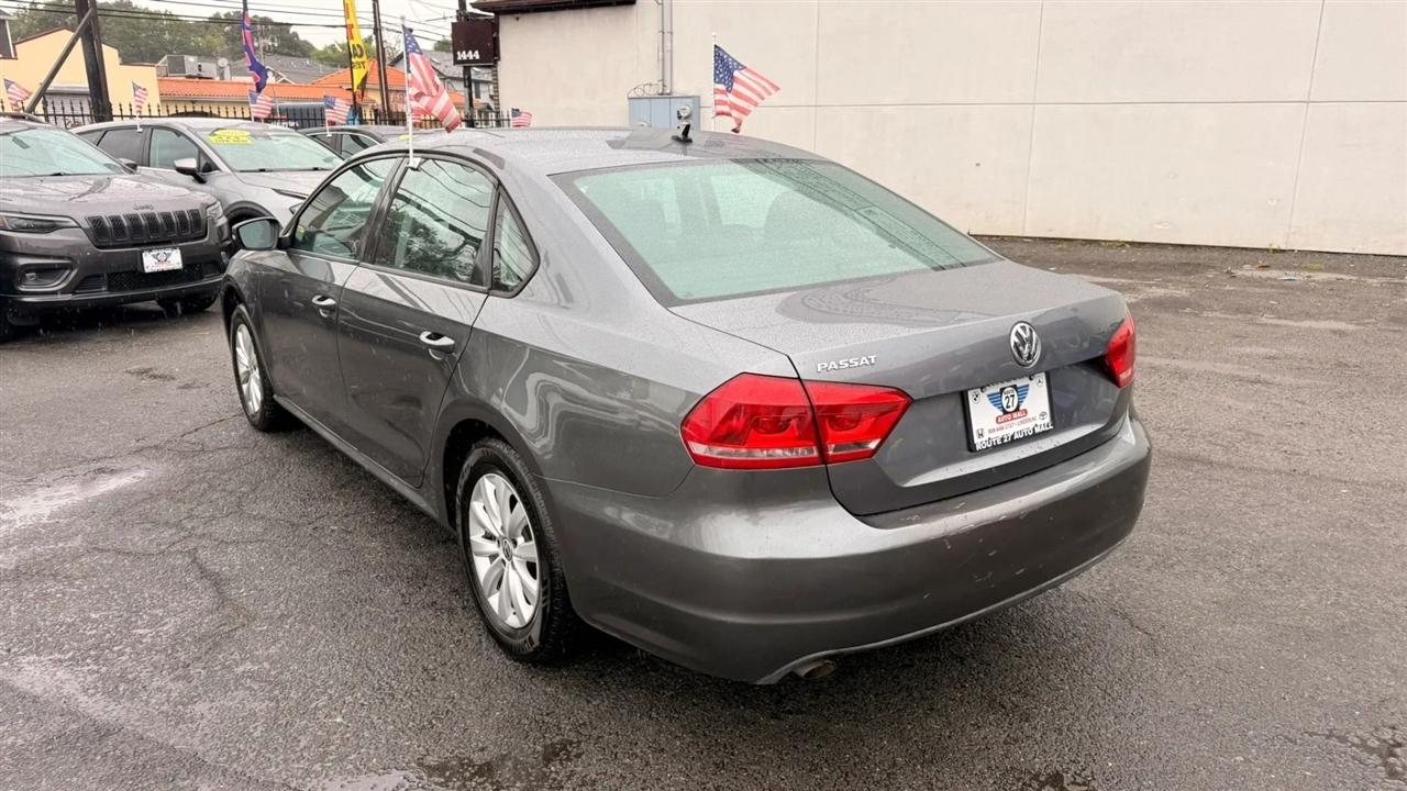 Volkswagen Passat 2.5L S W/Appearance 2013