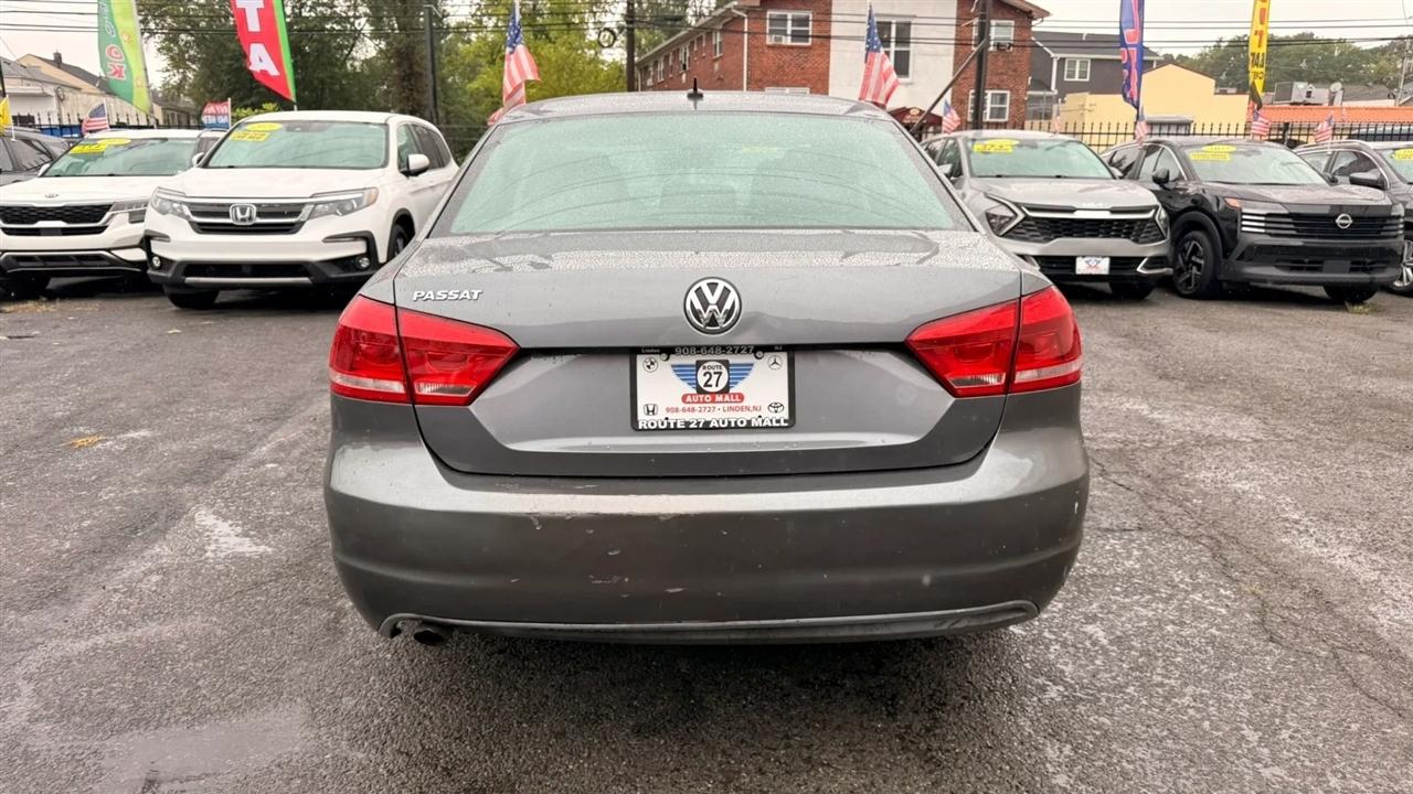 Volkswagen Passat 2.5L S W/Appearance 2013