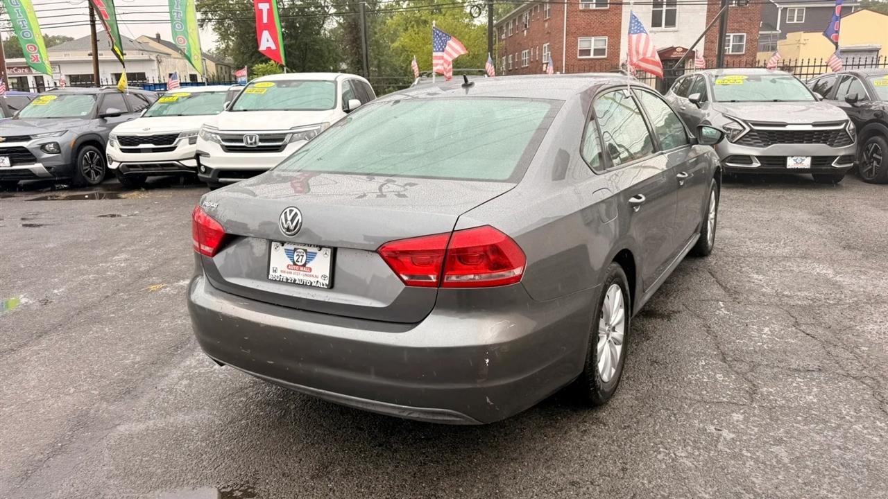 Volkswagen Passat 2.5L S W/Appearance 2013