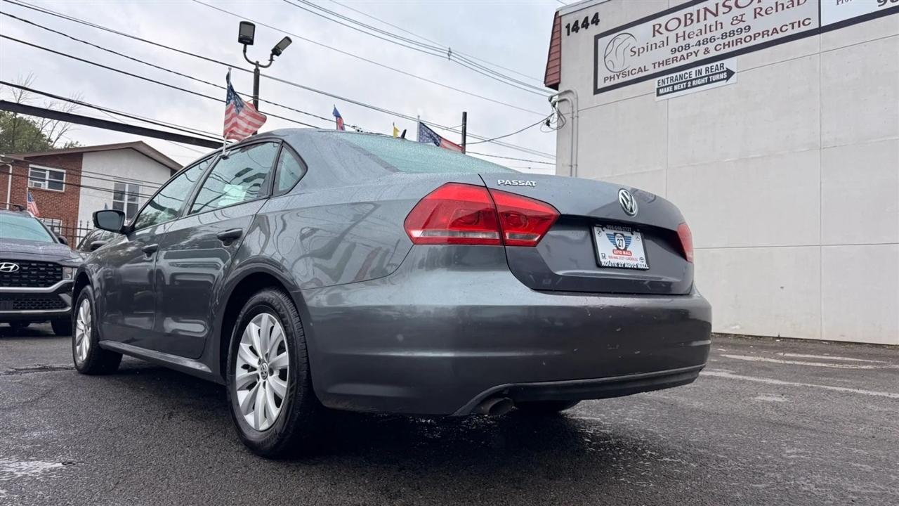 Volkswagen Passat 2.5L S W/Appearance 2013