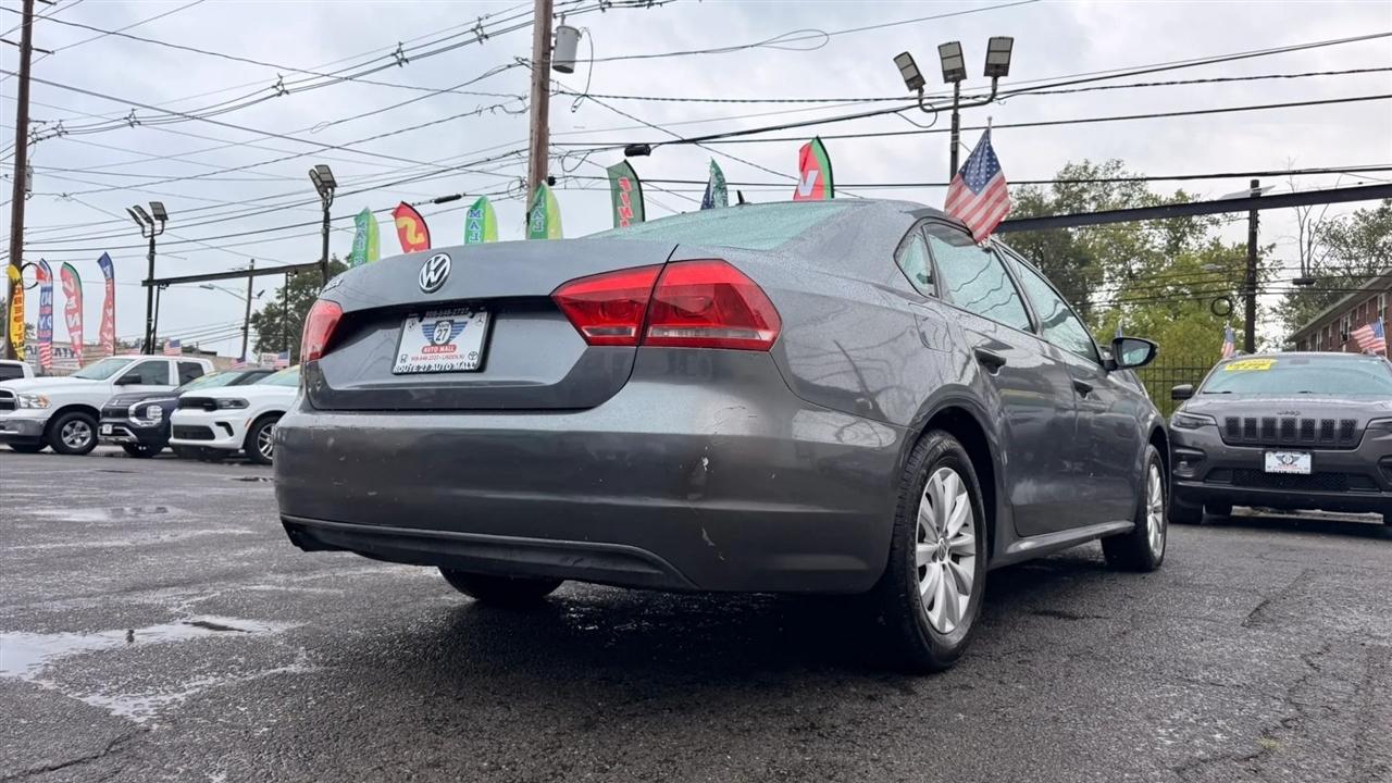 Volkswagen Passat 2.5L S W/Appearance 2013