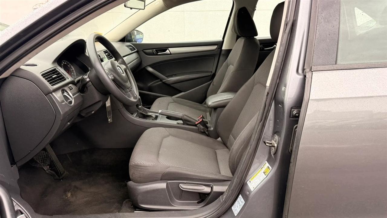 Volkswagen Passat 2.5L S W/Appearance 2013