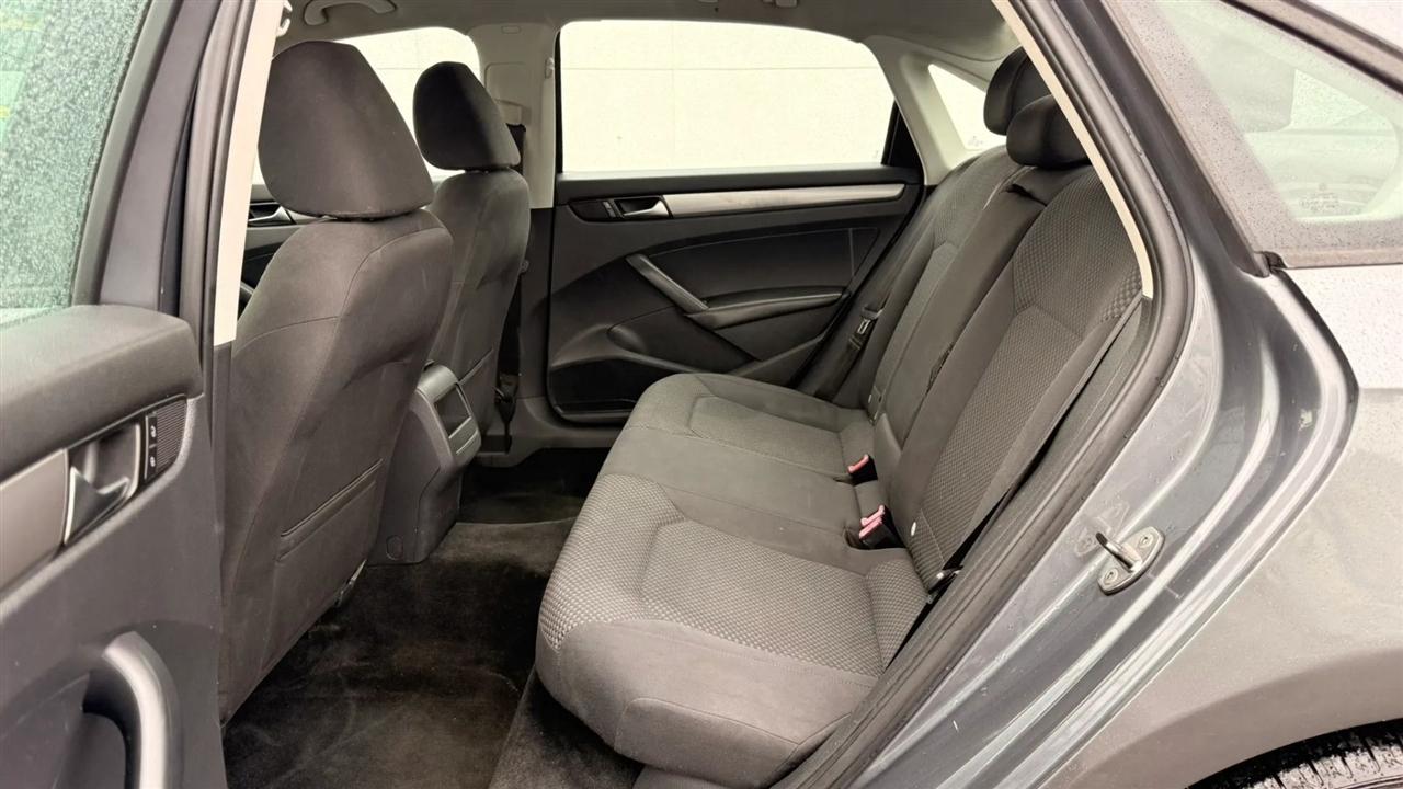 Volkswagen Passat 2.5L S W/Appearance 2013