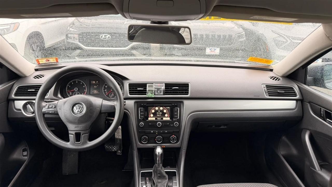 Volkswagen Passat 2.5L S W/Appearance 2013