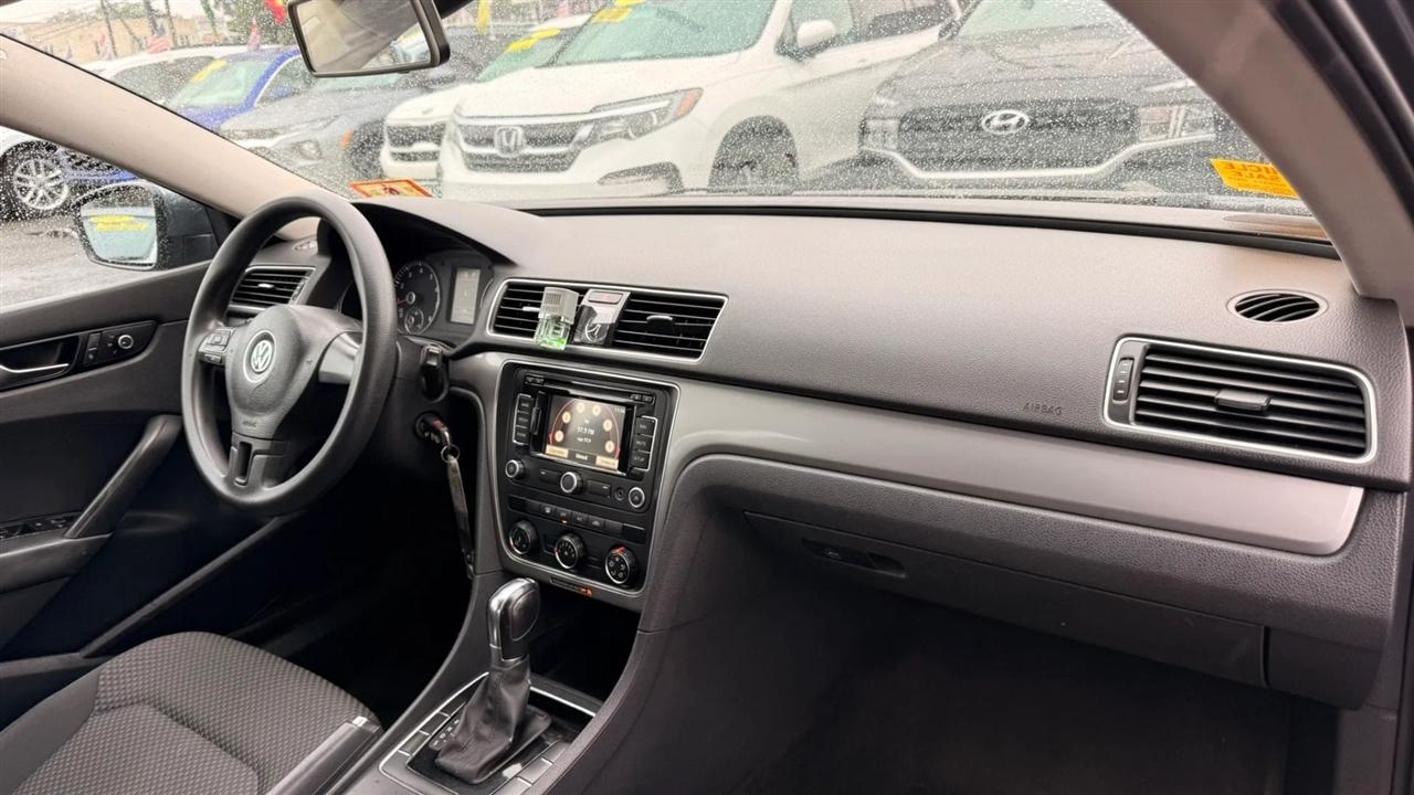 Volkswagen Passat 2.5L S W/Appearance 2013