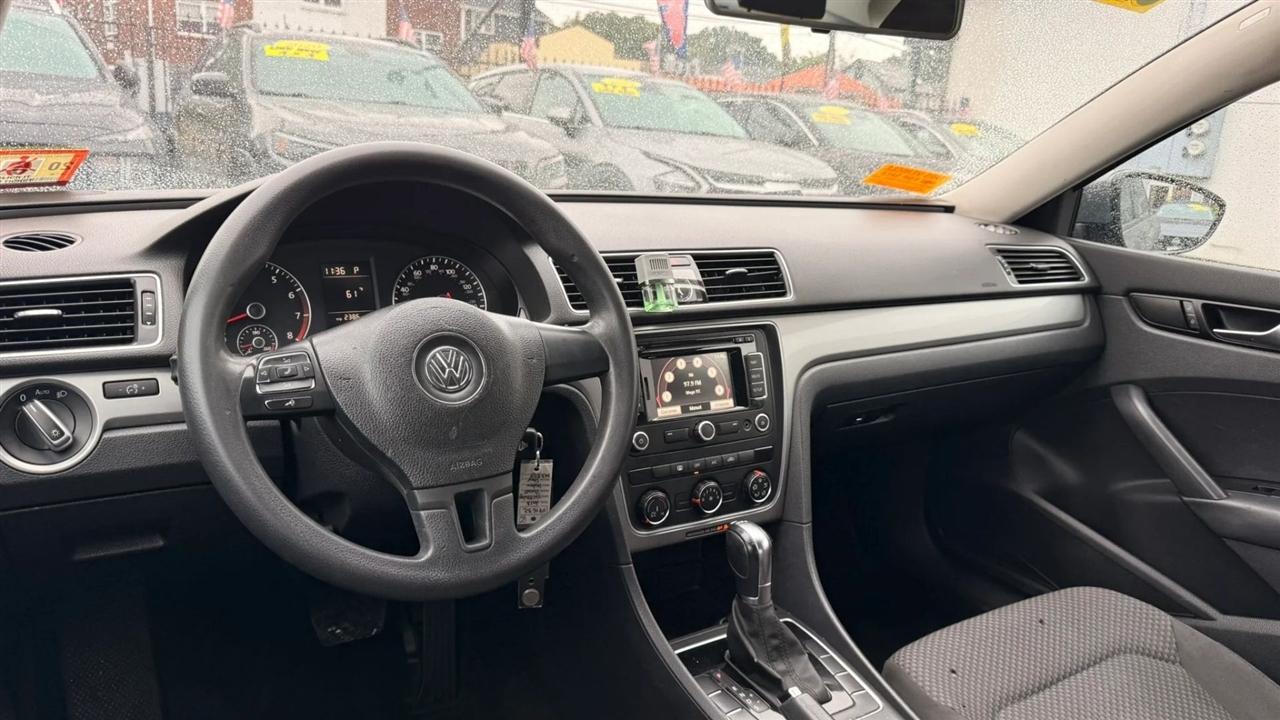 Volkswagen Passat 2.5L S W/Appearance 2013