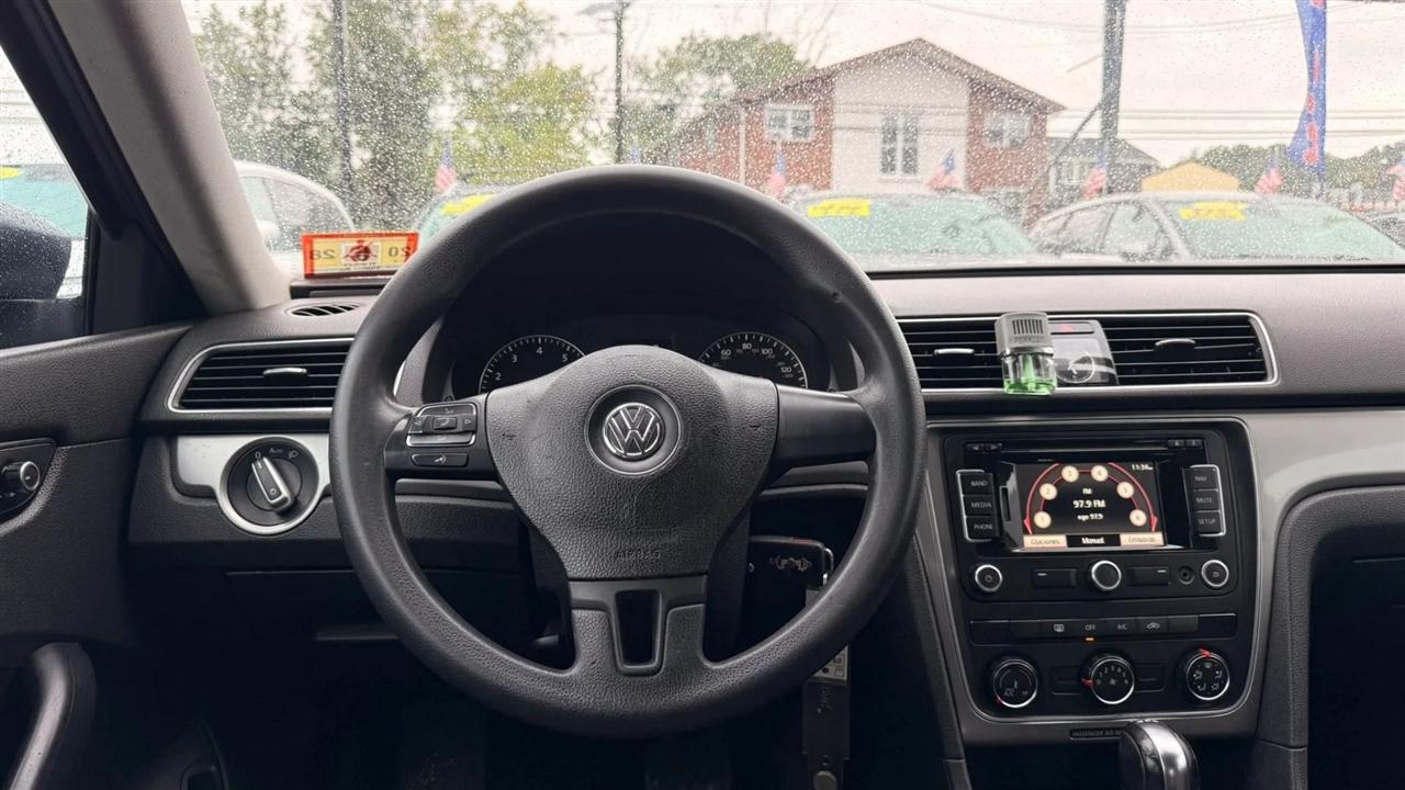 Volkswagen Passat 2.5L S W/Appearance 2013