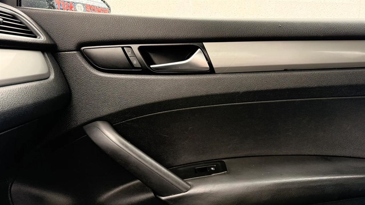 Volkswagen Passat 2.5L S W/Appearance 2013