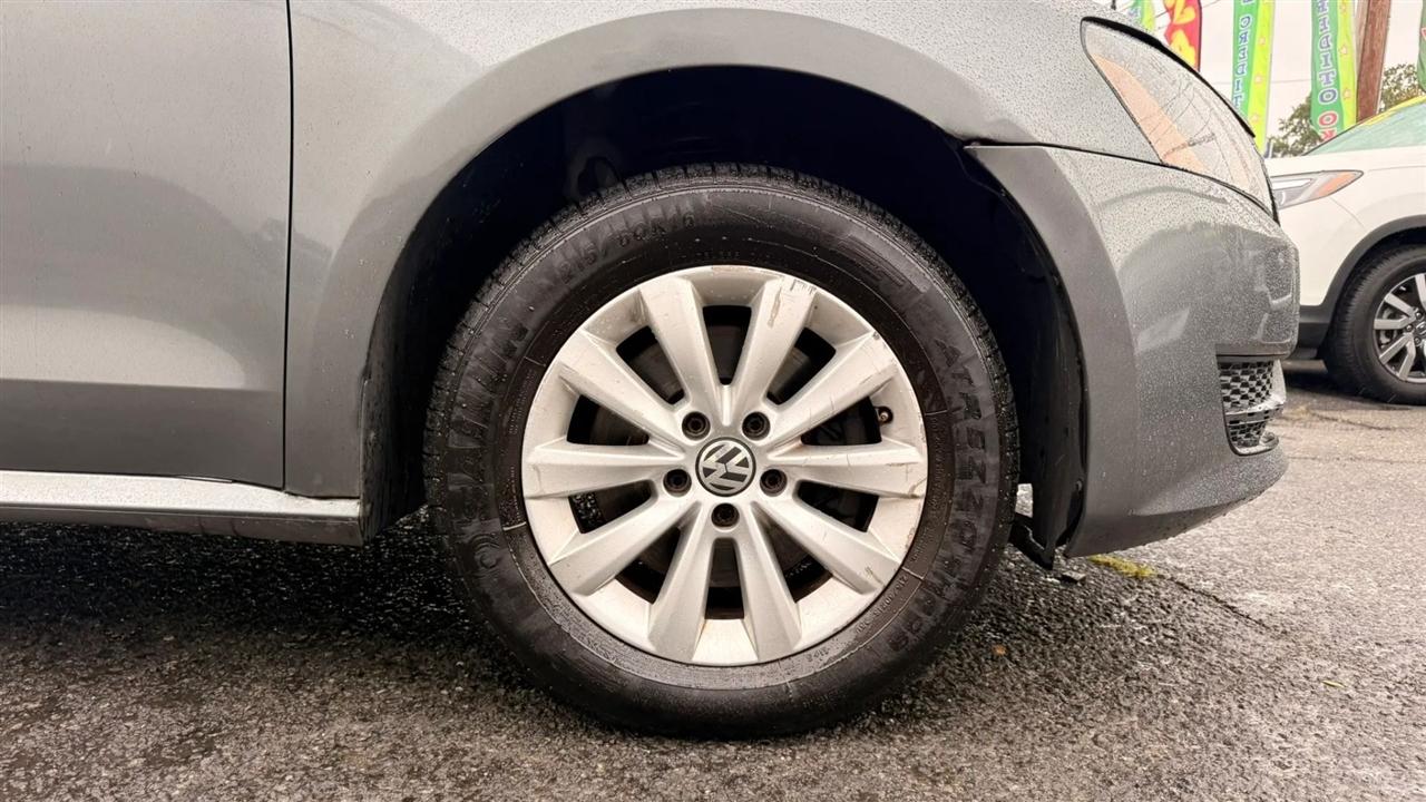 Volkswagen Passat 2.5L S W/Appearance 2013