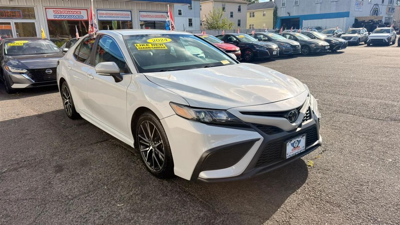 Toyota Camry SE 2024