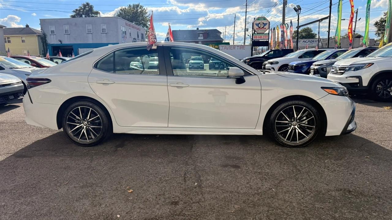 Toyota Camry SE 2024