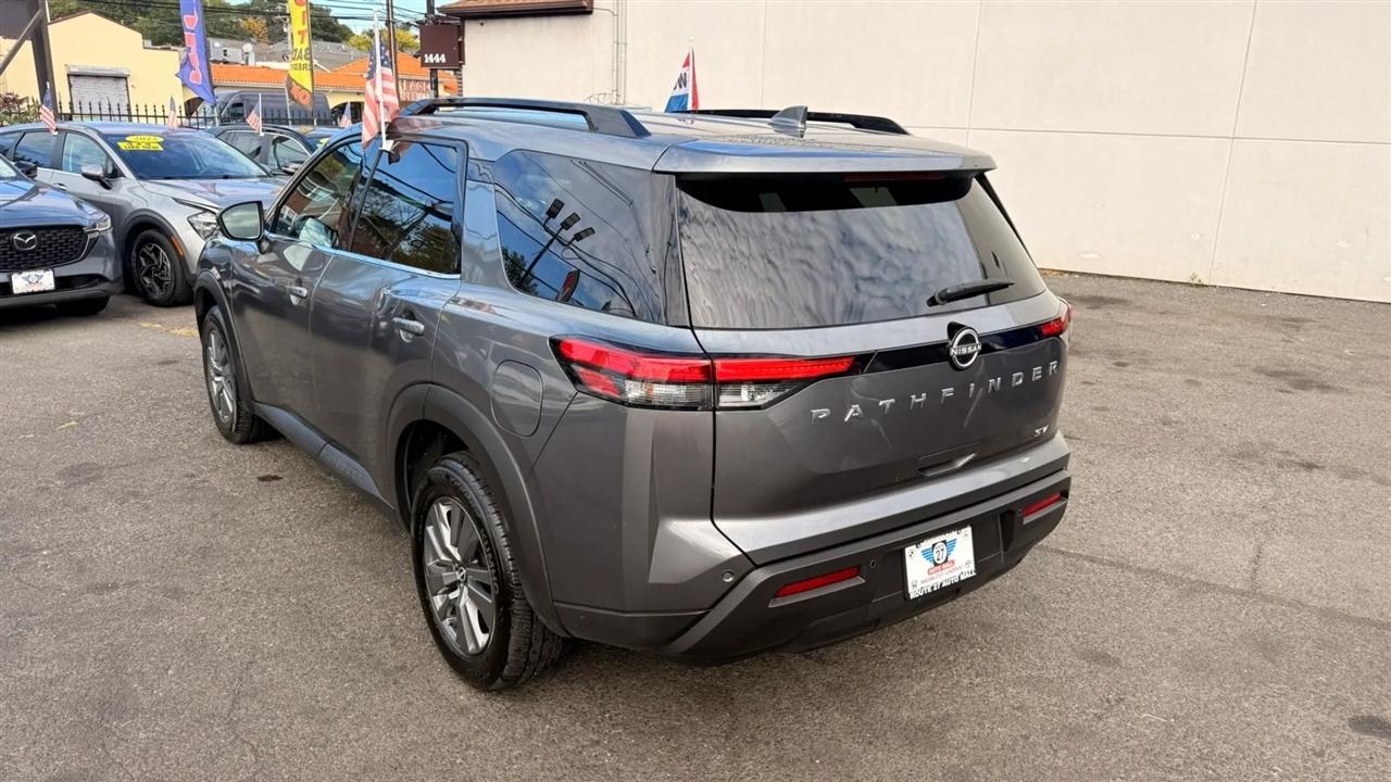 Nissan Pathfinder SV 2024