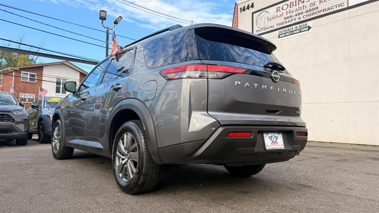 Nissan Pathfinder SV 2024