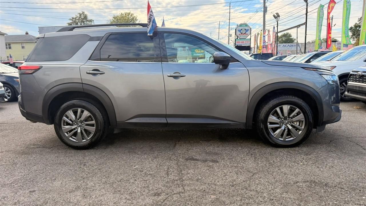 Nissan Pathfinder SV 2024
