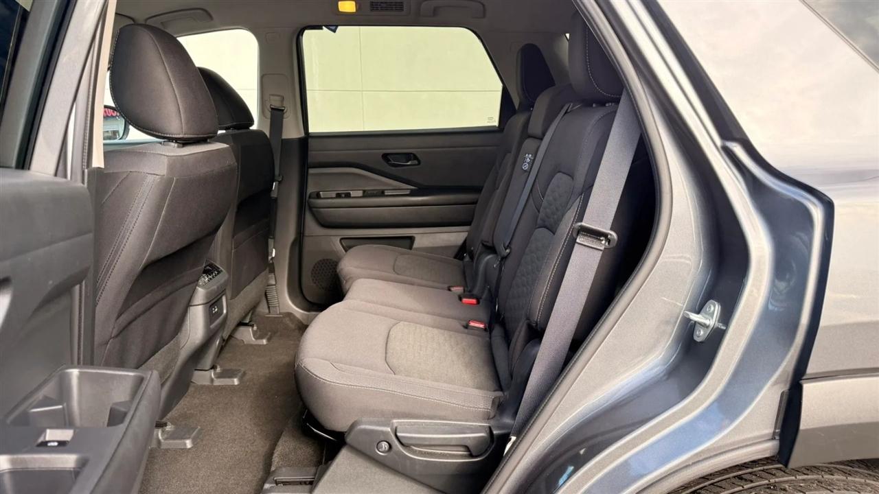 Nissan Pathfinder SV 2024