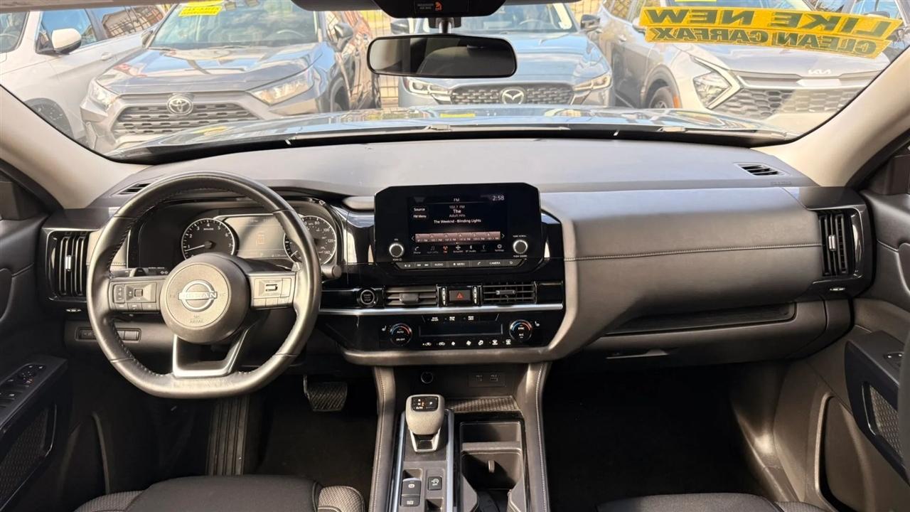 Nissan Pathfinder SV 2024