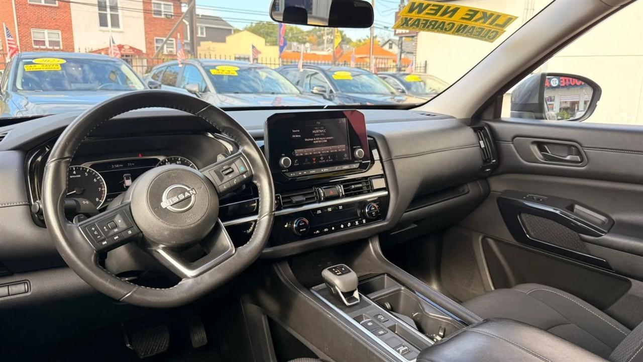 Nissan Pathfinder SV 2024