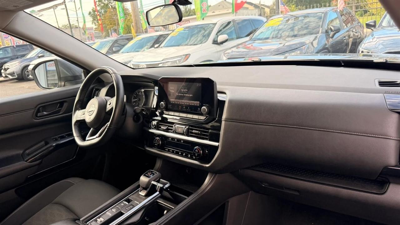 Nissan Pathfinder SV 2024