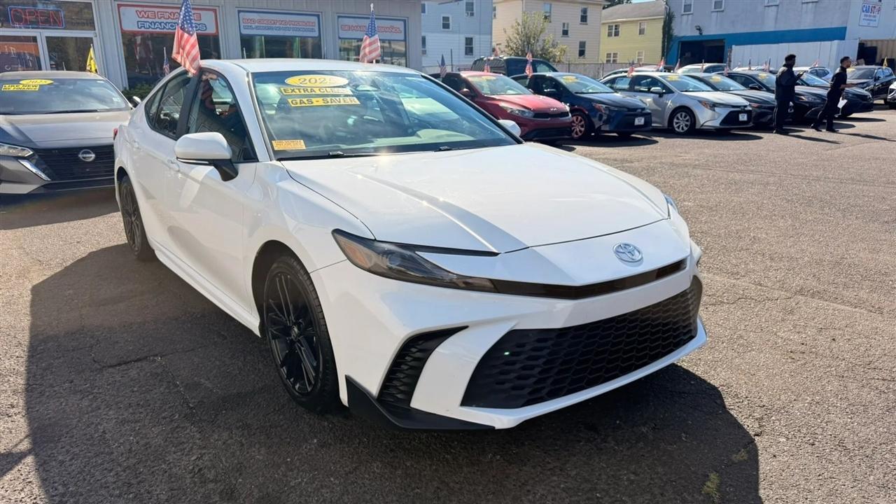 Toyota Camry Hybrid XLE 2025