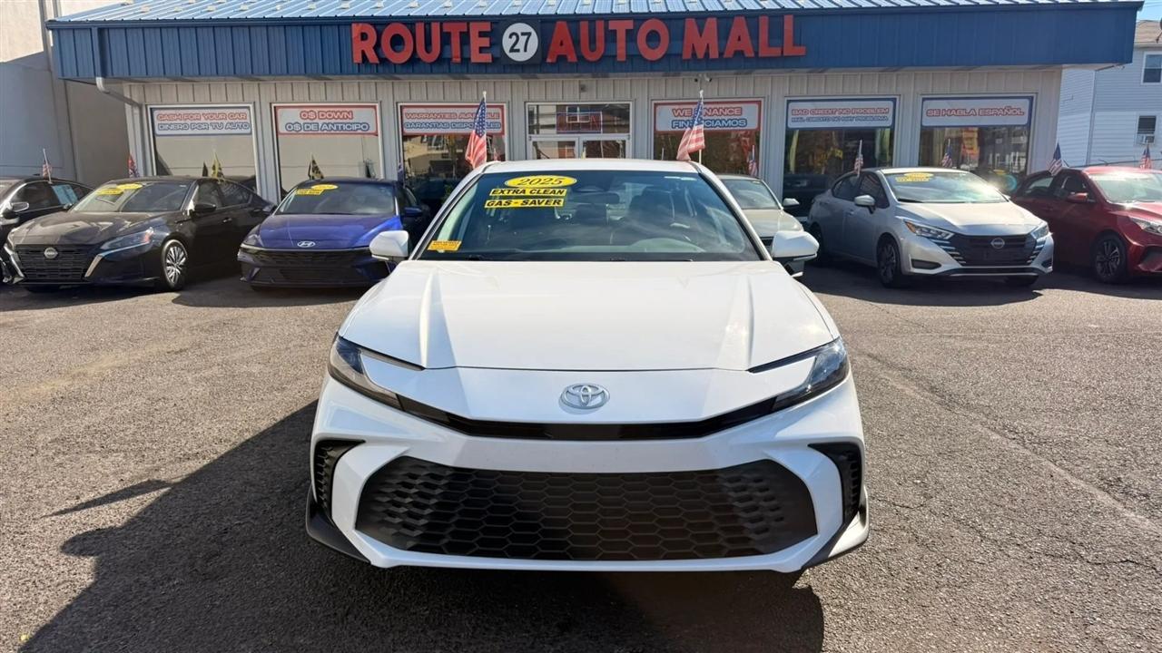 Toyota Camry Hybrid XLE 2025