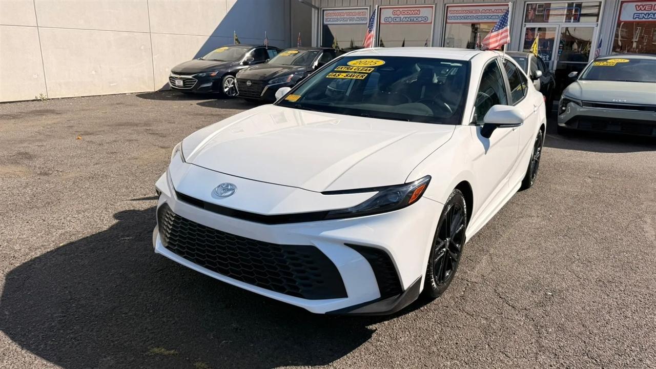 Toyota Camry Hybrid XLE 2025