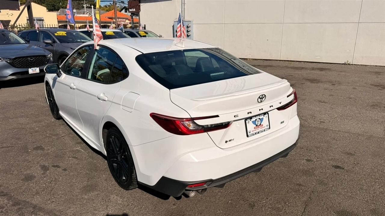 Toyota Camry Hybrid XLE 2025