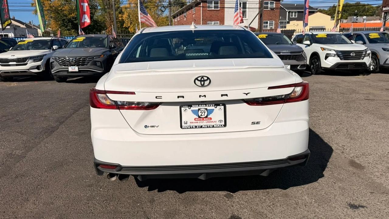 Toyota Camry Hybrid XLE 2025