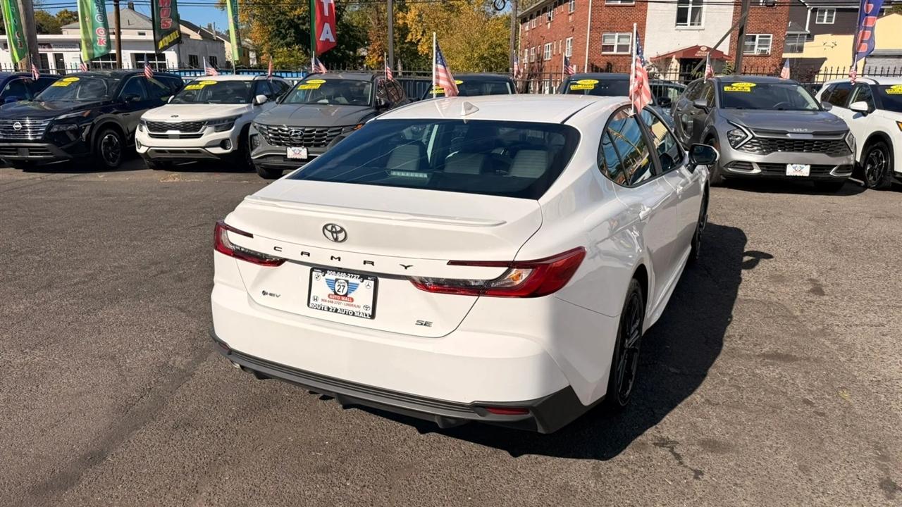 Toyota Camry Hybrid XLE 2025