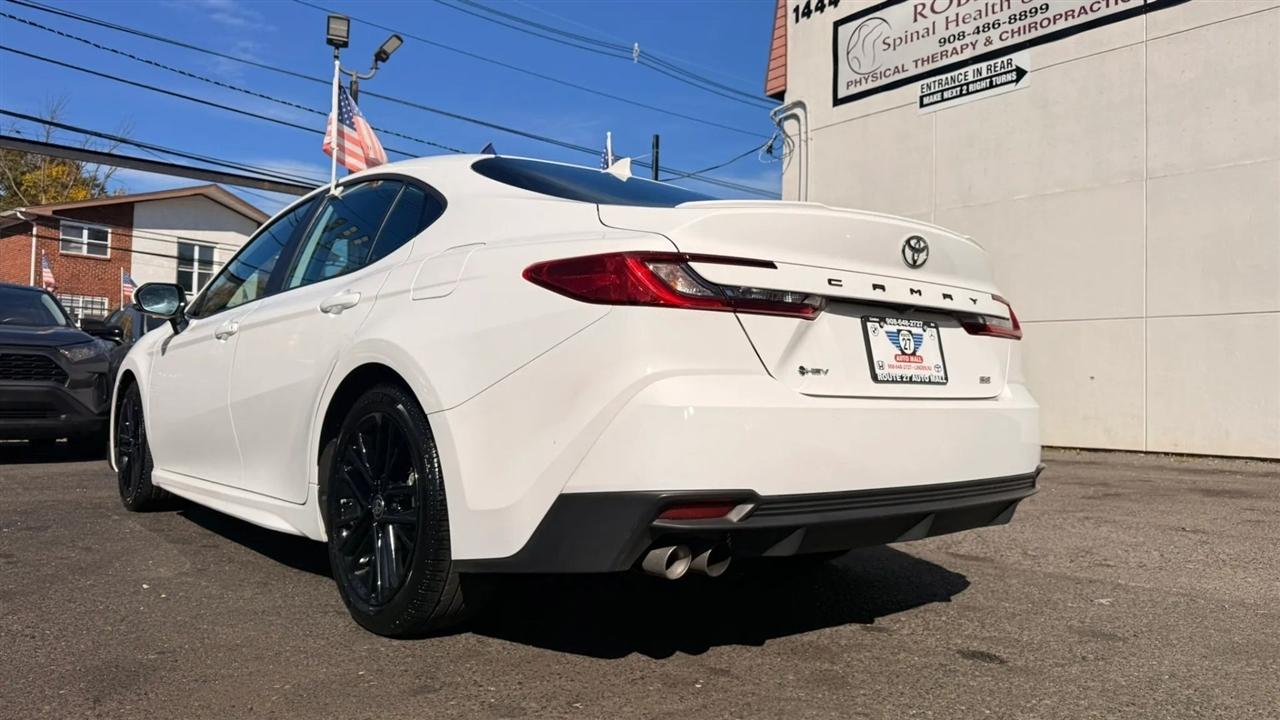 Toyota Camry Hybrid XLE 2025