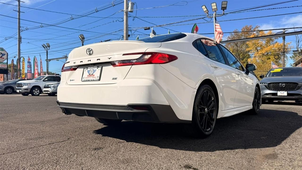 Toyota Camry Hybrid XLE 2025