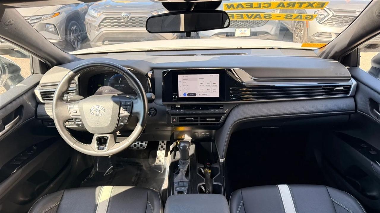 Toyota Camry Hybrid XLE 2025