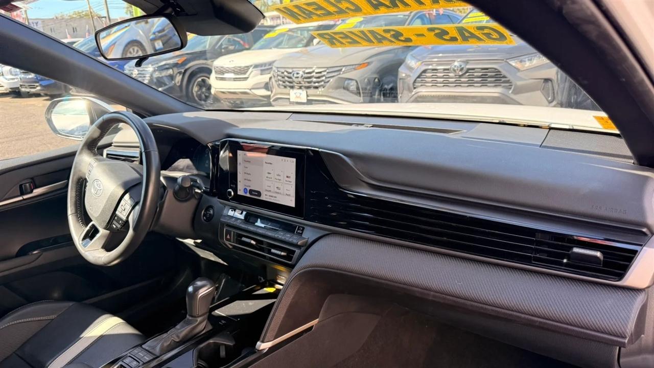 Toyota Camry Hybrid XLE 2025