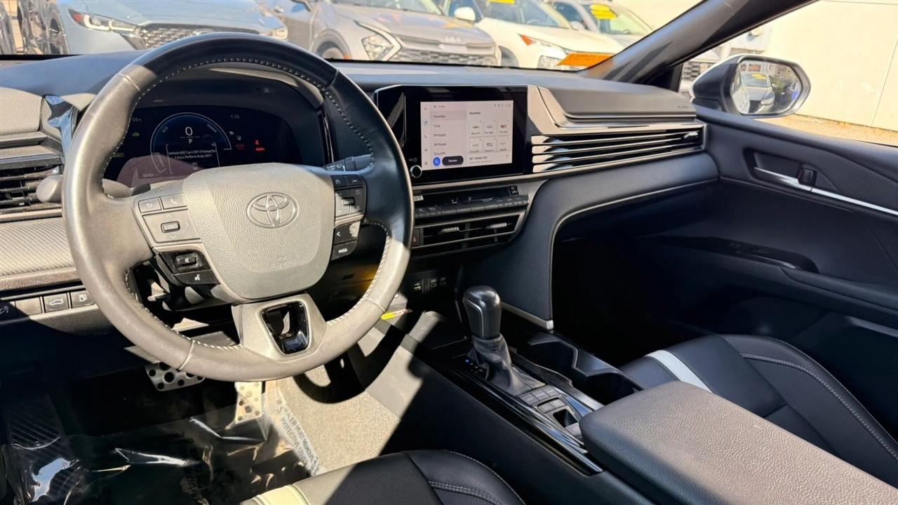 Toyota Camry Hybrid XLE 2025