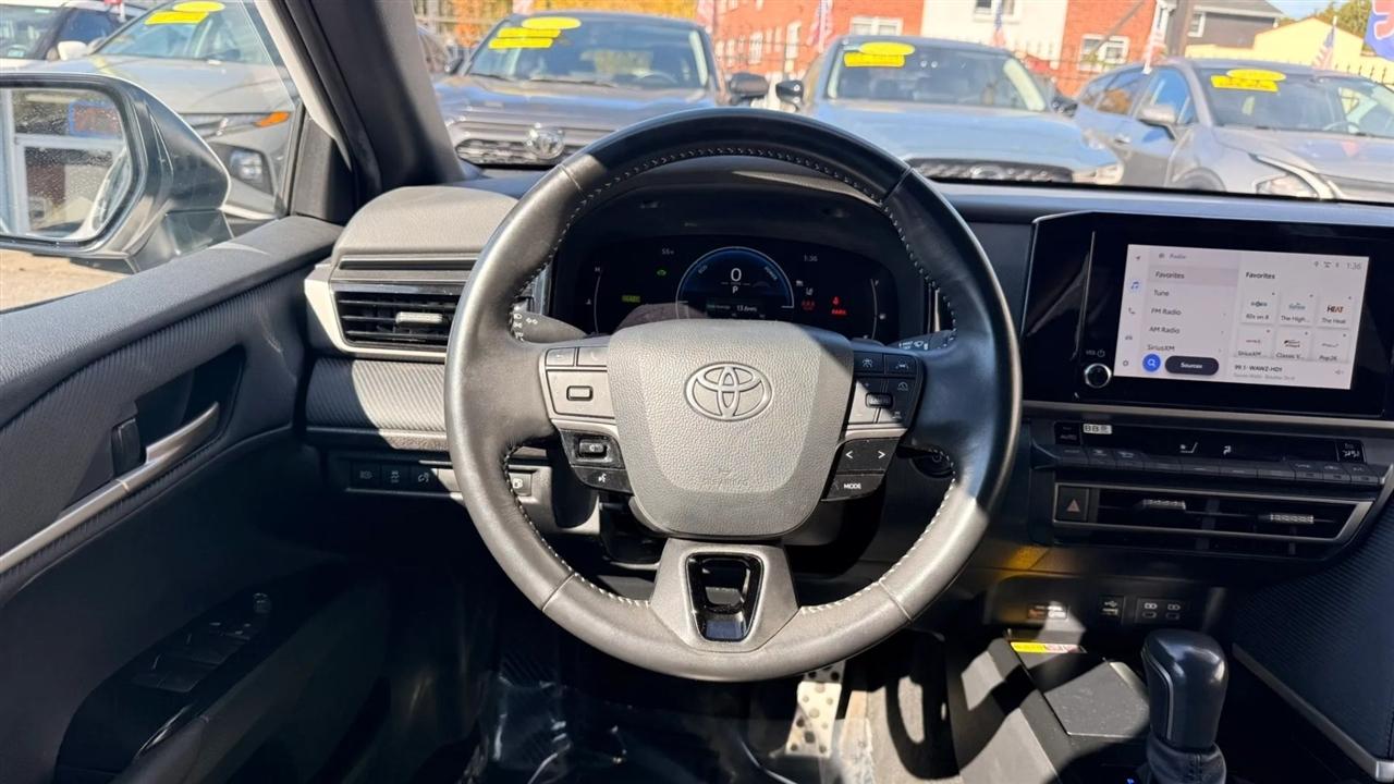 Toyota Camry Hybrid XLE 2025