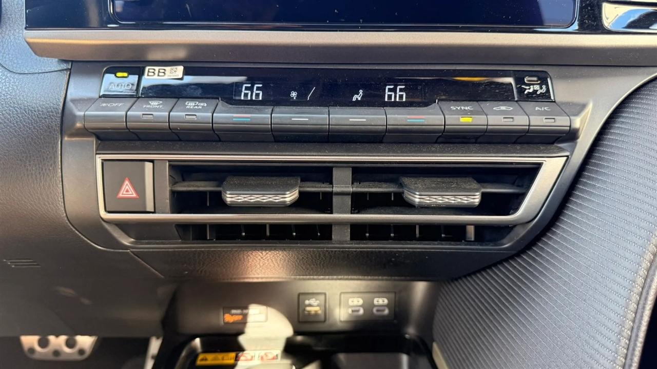 Toyota Camry Hybrid XLE 2025