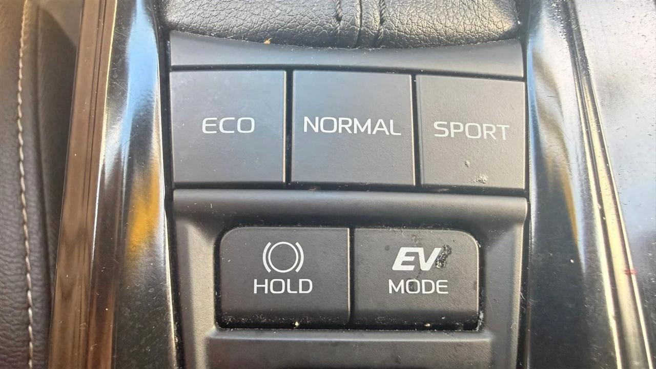Toyota Camry Hybrid XLE 2025