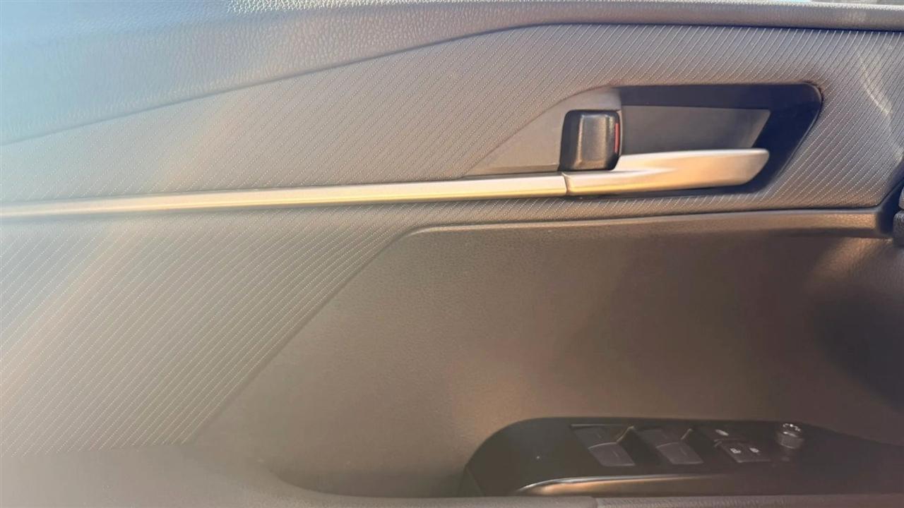 Toyota Camry Hybrid XLE 2025