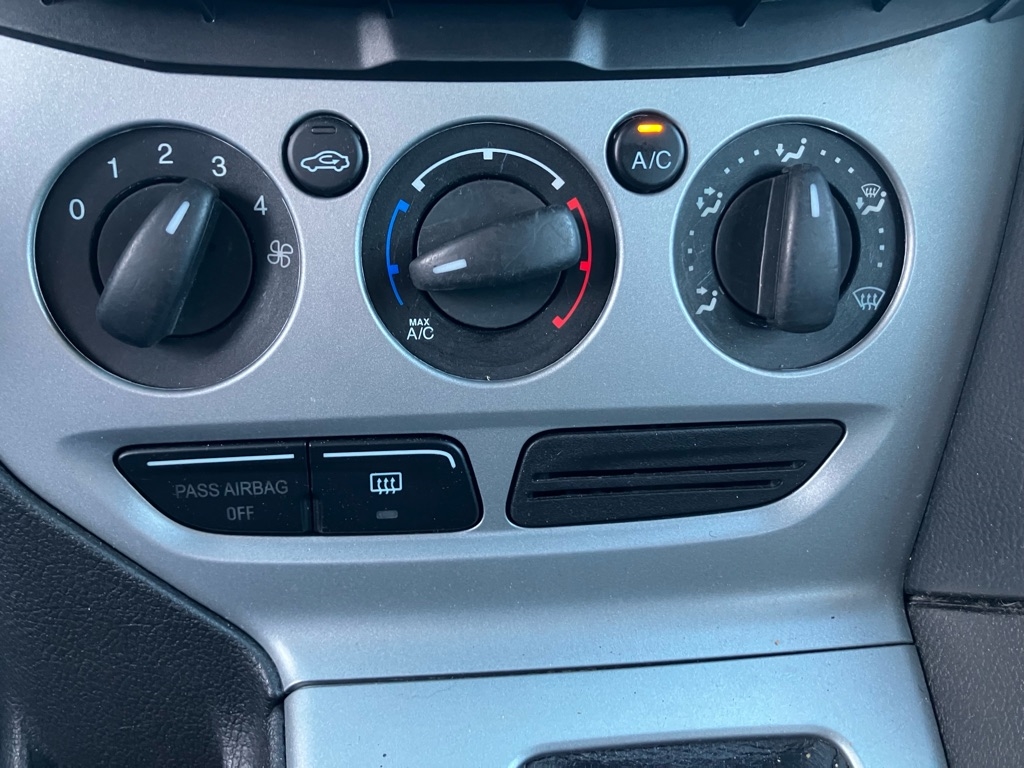 Ford Focus SE Sedan 2012